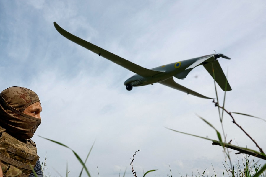 Un militare del 422º Reggimento Sistemi Senza Pilota “Luftwaffe” delle Forze Armate ucraine osserva un drone da ricognizione Shark mentre viene lanciato da una postazione vicino al fronte, in una località non resa nota dell’Ucraina meridionale (REUTERS)