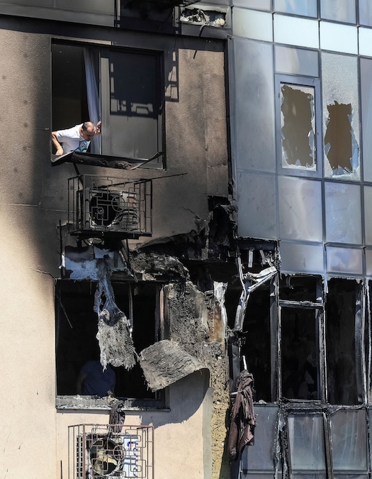 Un residente guarda fuori dalla finestra di un condominio danneggiato da un attacco di droni russi a Odessa, Ucraina (REUTERS)
