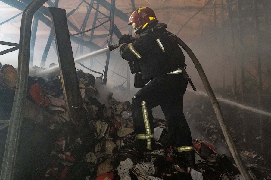 Un vigile del fuoco opera sul luogo di un magazzino di libri colpito da un attacco di droni russi a Kharkiv (APN)