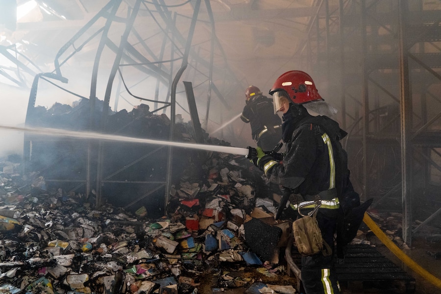 I vigili del fuoco spengono un incendio in un grande magazzino di libri a seguito di attacchi con droni russi a Kharkiv, in Ucraina (APN)