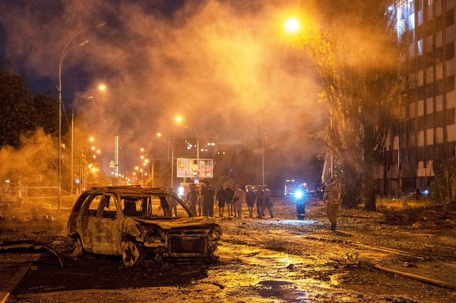 Un’auto bruciata dopo un attacco missilistico russo a Kiev (APN)