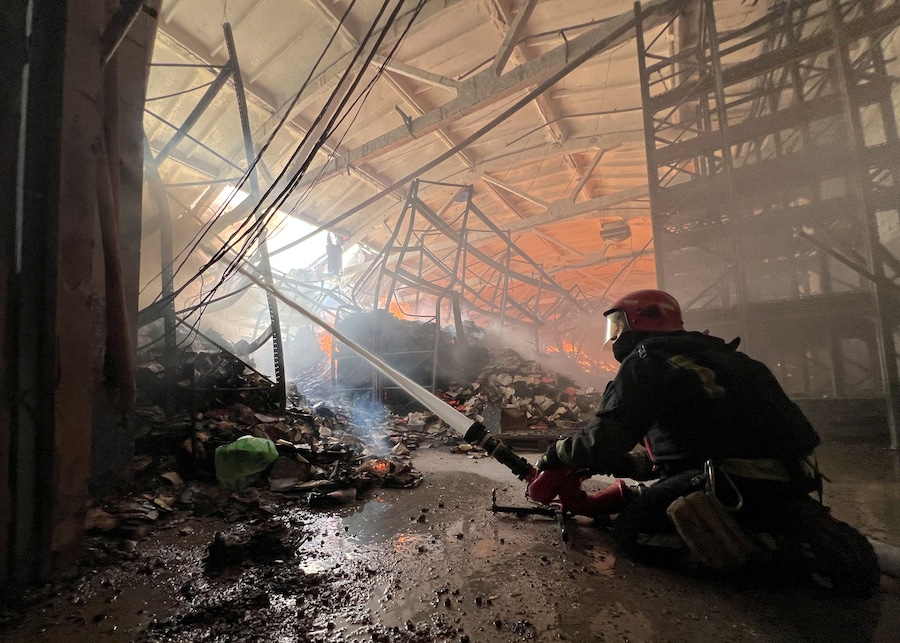 Un vigile del fuoco opera sul luogo di un magazzino di libri colpito da un attacco di droni russi a Kharkiv (REUTERS)