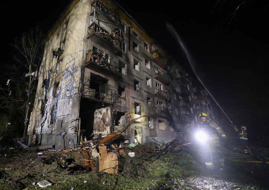 Soccorritori al lavoro sul luogo colpito da un missile russo contro un edificio residenziale a Kiev (EPA)