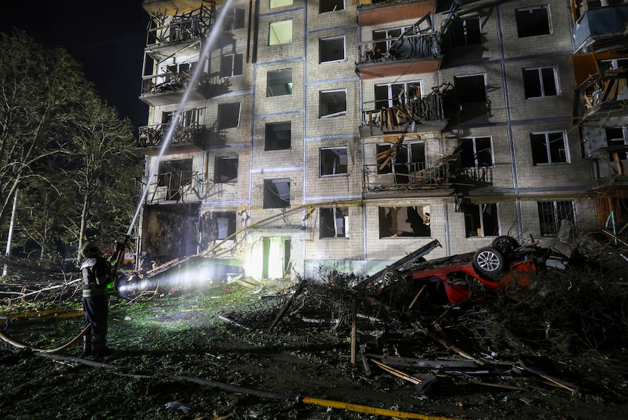 Soccorritori al lavoro sul luogo colpito da un missile russo contro un edificio residenziale a Kiev (EPA)