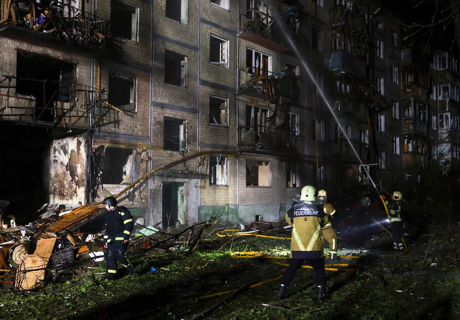 Soccorritori al lavoro sul luogo colpito da un missile russo contro un edificio residenziale a Kiev (EPA)