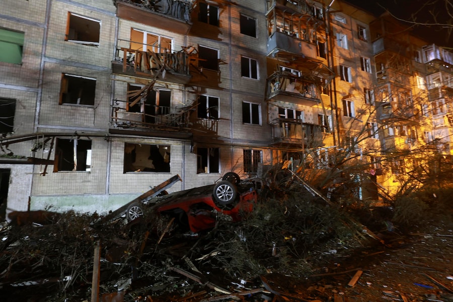 Soccorritori al lavoro sul luogo colpito da un missile russo contro un edificio residenziale a Kiev (EPA)
