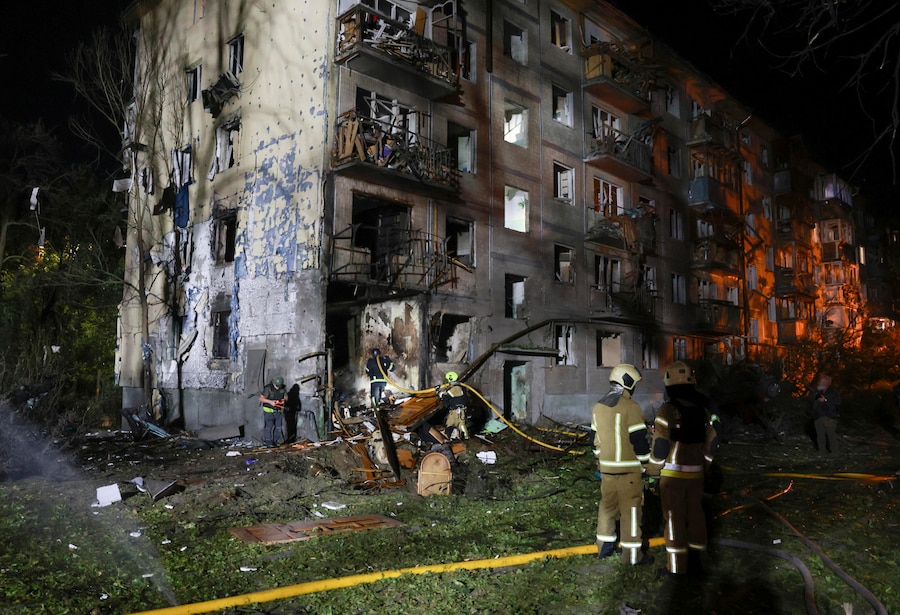 Soccorritori al lavoro sul luogo colpito da un missile russo contro un edificio residenziale a Kiev (EPA)
