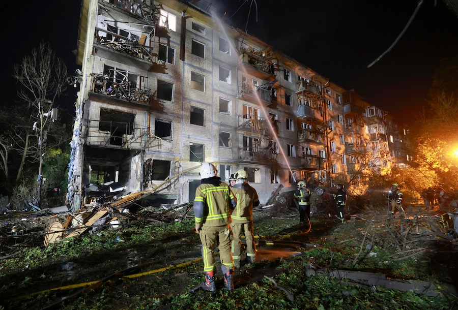 Soccorritori al lavoro sul luogo colpito da un missile russo contro un edificio residenziale a Kiev (EPA)