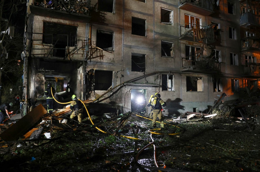 Soccorritori al lavoro sul luogo colpito da un missile russo contro un edificio residenziale a Kiev (EPA)