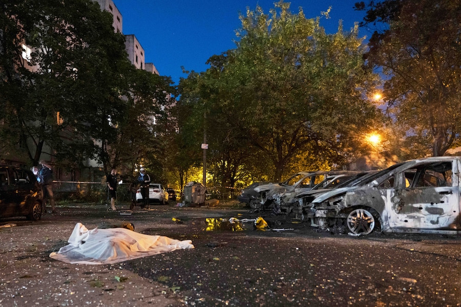 Un corpo giace a terra dopo un attacco missilistico russo a Kiev (APN)