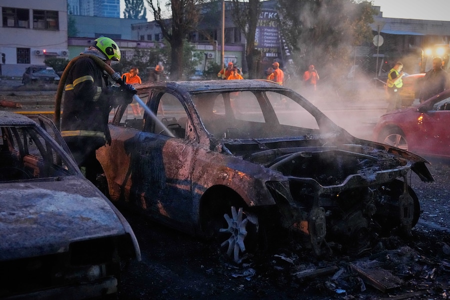 Personale dei servizi di emergenza al lavoro per spegnere un incendio in seguito ad attacchi missilistici russi a Kiev (APN)
