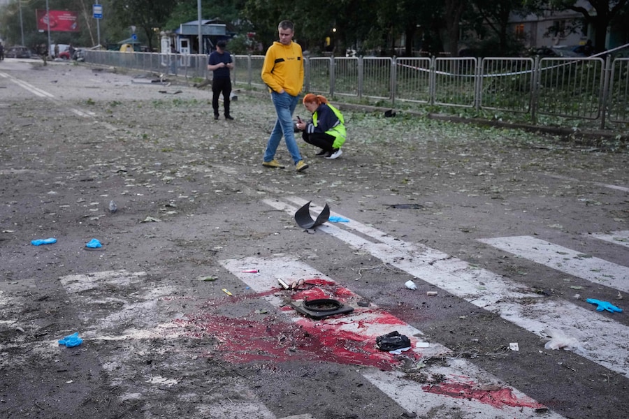 Sangue e detriti a terra dopo un attacco missilistico russo a Kiev (APN)