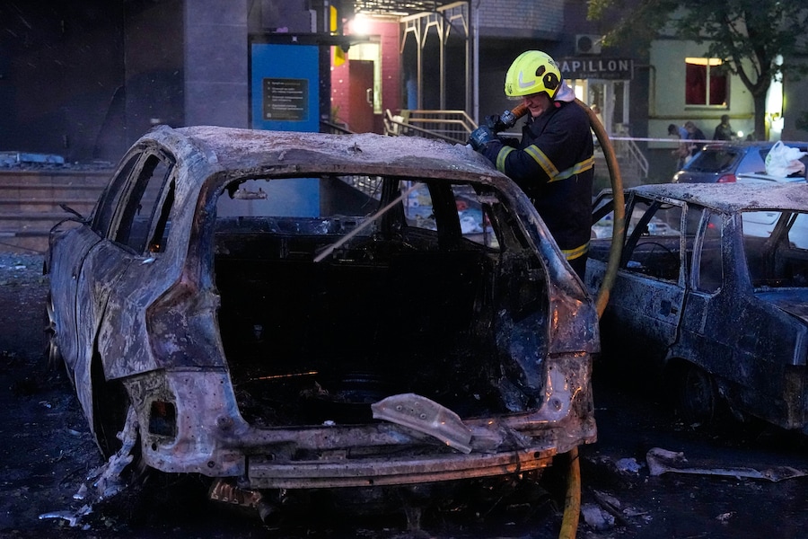 Personale dei servizi di emergenza al lavoro per spegnere un incendio in seguito ad attacchi missilistici russi a Kiev (APN)