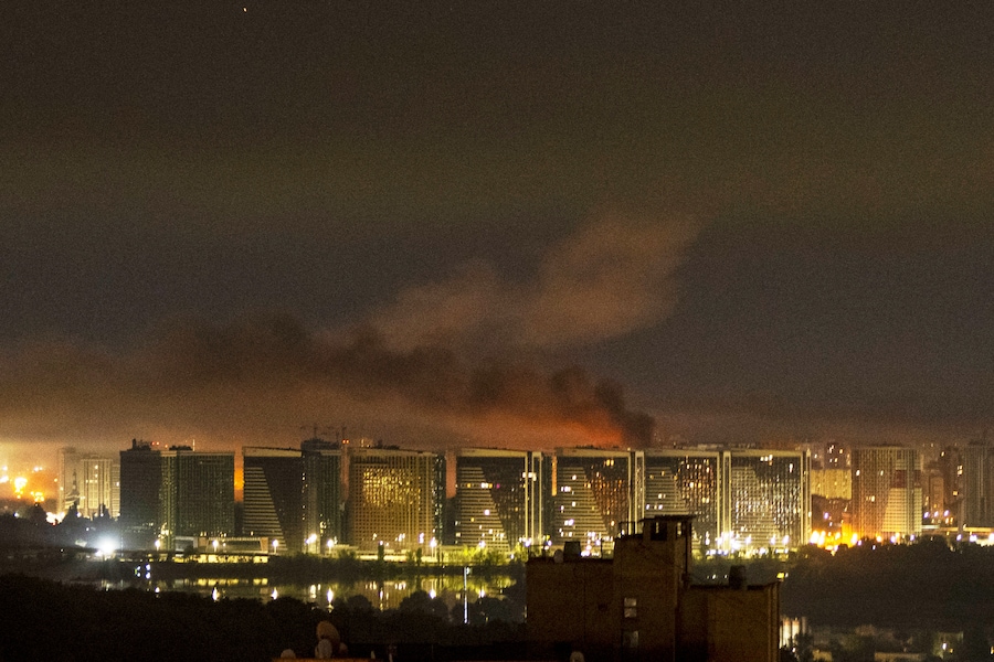 Del fumo si alza sul centro di Kiev, in Ucraina, in seguito a un attacco missilistico russo (APN)