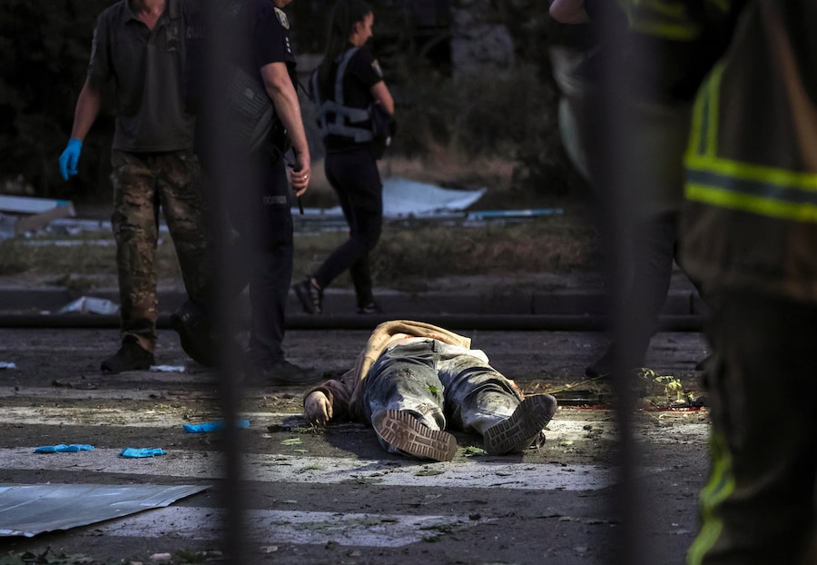 Il corpo di una vittima sul luogo di un attacco missilistico russo contro una zona residenziale di Kiev (EPA)