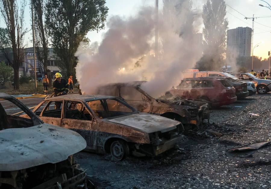 Soccorritori al lavoro sul luogo colpito da un missile russo contro un edificio residenziale a Kiev (EPA)