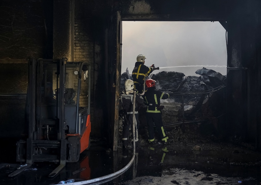 Vigili del fuoco al lavoro sul luogo di un attacco missilistico russo nella regione di Kiev (REUTERS)