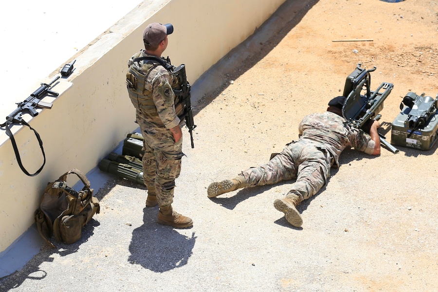 Soldati dell’Esercito libanese monitorano i movimenti delle forze israeliane di stanza in un villaggio limitrofo, a Zawtar al-Gharbiyah, nel governatorato di Nabatieh, nel sud del Libano, a seguito di un accordo di sicurezza tra Libano e Israele mediato dagli Stati Uniti. Le squadre sono tornate in città per condurre operazioni di sgombero e valutare i danni strutturali dopo che l’area è stata designata come una delle prime «zone pilota» per lo schieramento delle Forze Armate Libanesi e il ritiro graduale delle forze militari israeliane. (EPA/Stringer)