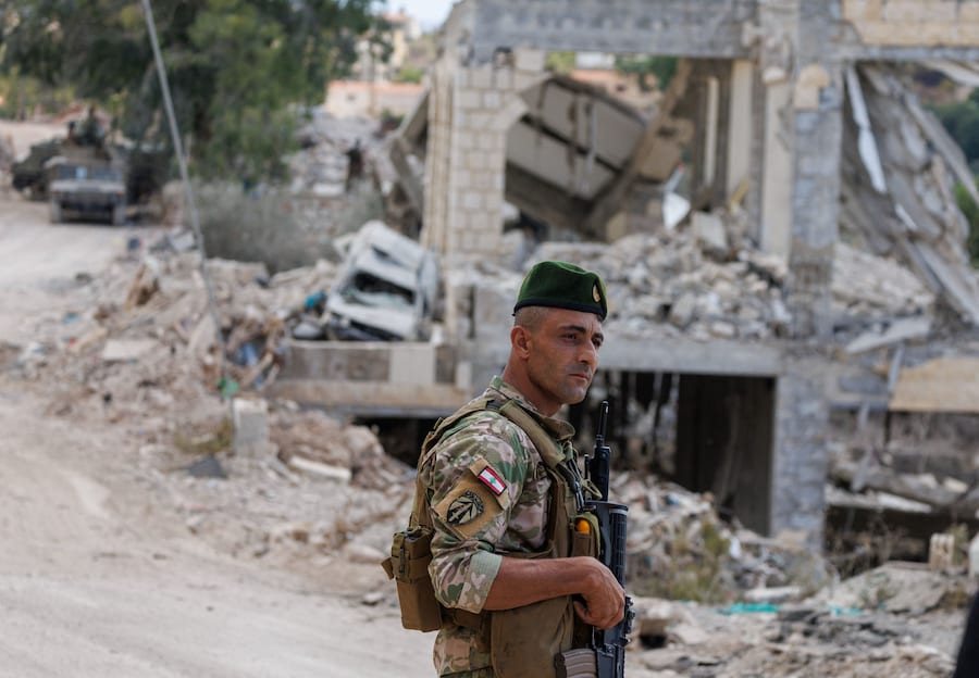 Un ufficiale dell’esercito libanese presidia una postazione a Zawtar al-Gharbiyeh, un villaggio nel sud del Libano, mentre i soldati libanesi si schierano in una delle tre cosiddette “zone pilota” a seguito del ritiro delle forze israeliane nell’ambito di un piano mediato dagli Stati Uniti. (REUTERS/Zohra Bensemra)