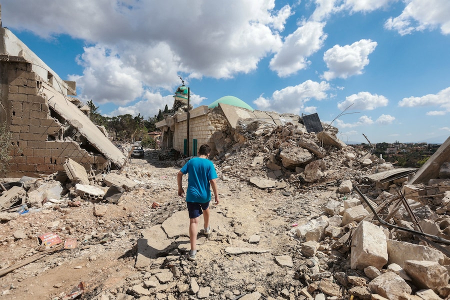 Un ragazzo cammina accanto alle macerie degli edifici a Zawtar al-Gharbiyeh, nel sud del Libano, dopo il ritiro delle forze israeliane nell'ambito di un piano mediato dagli Stati Uniti. (REUTERS/Aziz Taher/Foto d’archivio)