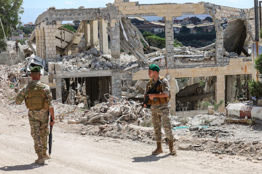 Soldati libanesi montano la guardia nella città di Zawtar al-Gharbiyeh, nel sud del Libano, dopo il ritiro delle forze israeliane nell’ambito di un piano mediato dagli Stati Uniti. (REUTERS/Aziz Taher/File Photo)