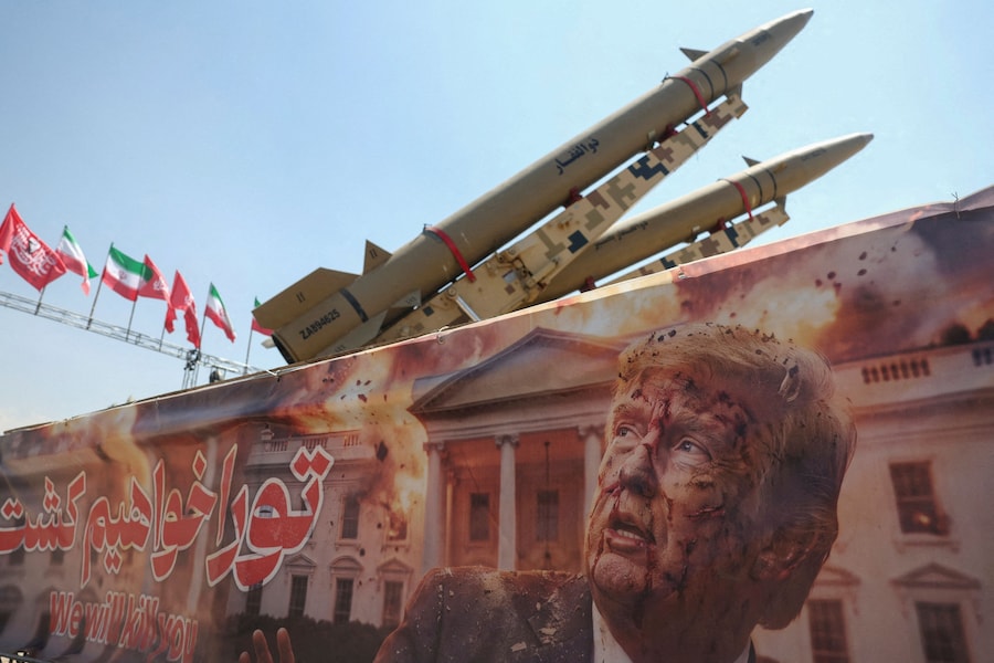 Uno striscione con l'immagine del presidente degli Stati Uniti Donald Trump accanto a un sistema missilistico iraniano in Piazza Azadi a Teheran, in Iran. (Majid Asgaripour/WANA (West Asia News Agency) via REUTERS)