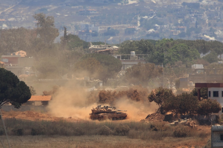 Un carro armato israeliano attraversa il villaggio di Zawtar al-Sharqiyah, occupato dalle forze israeliane, come si vede dal villaggio meridionale di Zawtar al-Gharbieh, in Libano. (AP Photo/Mustafa Jamalddine/Associated Press/ LaPresse/APN)