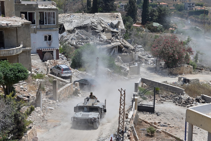 Un veicolo militare libanese passa davanti ad alcune abitazioni danneggiate durante la guerra nel villaggio meridionale di Zawtar al-Gharbieh, in Libano. (AP Photo/Mustafa Jamalddine/Associated Press/ LaPresse/APN)