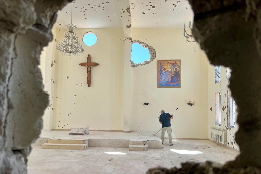 I volontari rimuovono detriti e macerie da una chiesa distrutta e danneggiata dai raid aerei israeliani nel villaggio di Zawtar al-Gharbiyah, nella provincia di Nabatieh, nel Libano meridionale, a seguito di un accordo di sicurezza mediato dagli Stati Uniti tra il Libano e Israele. Le squadre sono tornate nella città per condurre operazioni di sgombero e valutare i danni strutturali dopo che l’area è stata designata come una delle prime «zone pilota» per lo schieramento delle Forze Armate Libanesi e il ritiro graduale delle forze militari israeliane. (EPA/Stringer)
