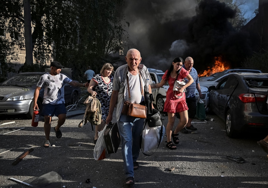 I residenti abbandonano un condominio colpito da un attacco aereo russo, nel contesto dell'offensiva russa contro l'Ucraina, a Zaporizhzhia. (REUTERS)