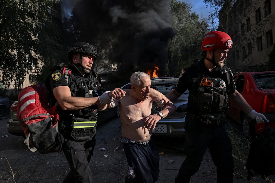 I paramedici della polizia evacuano un residente ferito da un condominio colpito da un attacco aereo russo, nel contesto dell'offensiva russa contro l'Ucraina, a Zaporizhzhia. (REUTERS)