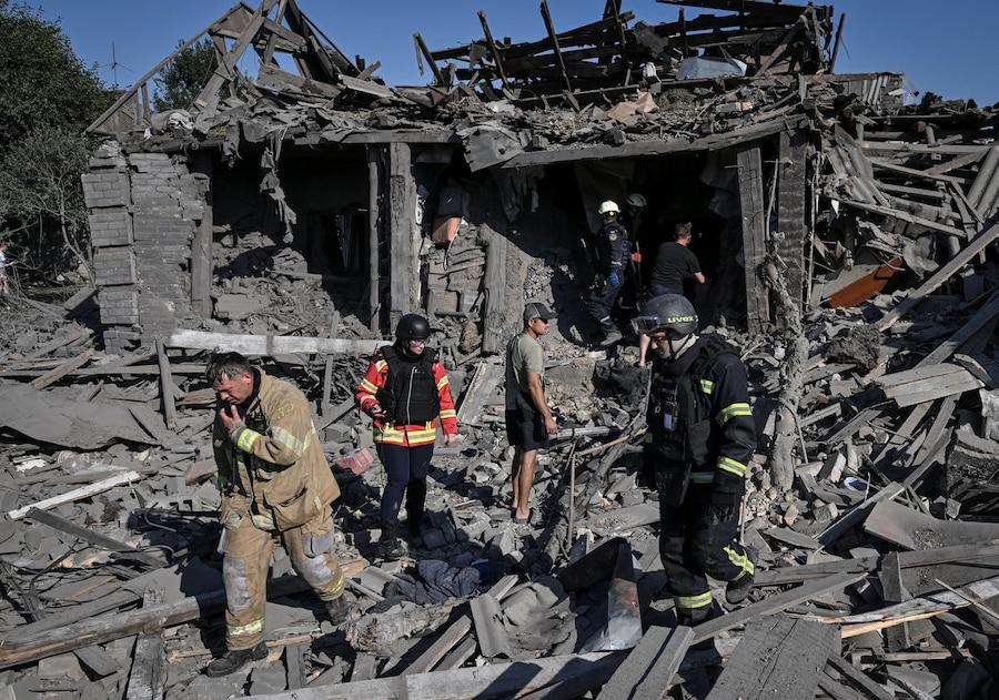 I soccorritori sono al lavoro sul luogo di alcune abitazioni distrutte da un attacco aereo russo, nel contesto dell'offensiva russa contro l'Ucraina, a Zaporizhzhia. (REUTERS)