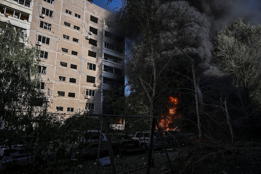 Auto in fiamme nei pressi di condomini nel luogo colpito da un attacco aereo russo, nel contesto dell'offensiva russa contro l'Ucraina, a Zaporizhzhia. (REUTERS)