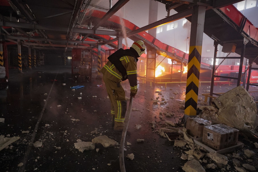 I vigili del fuoco hanno spento un incendio divampato in un magazzino postale di Nova Poshta a seguito di un attacco aereo russo alla periferia di Kharkiv, in Ucraina. (APN)
