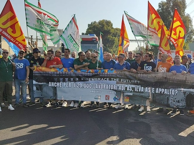 Operai ex Ilva in sciopero: bloccata la statale di Taranto