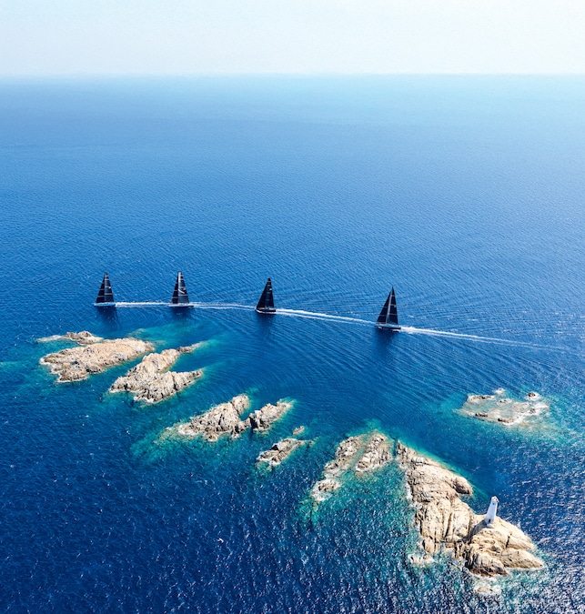 Gli scogli affioranti e le acque cristalline della Costa Smeralda fanno da sfondo alla Maxi Yacht Rolex Cup 2025. (© Rolex/Carlo Borlenghi)