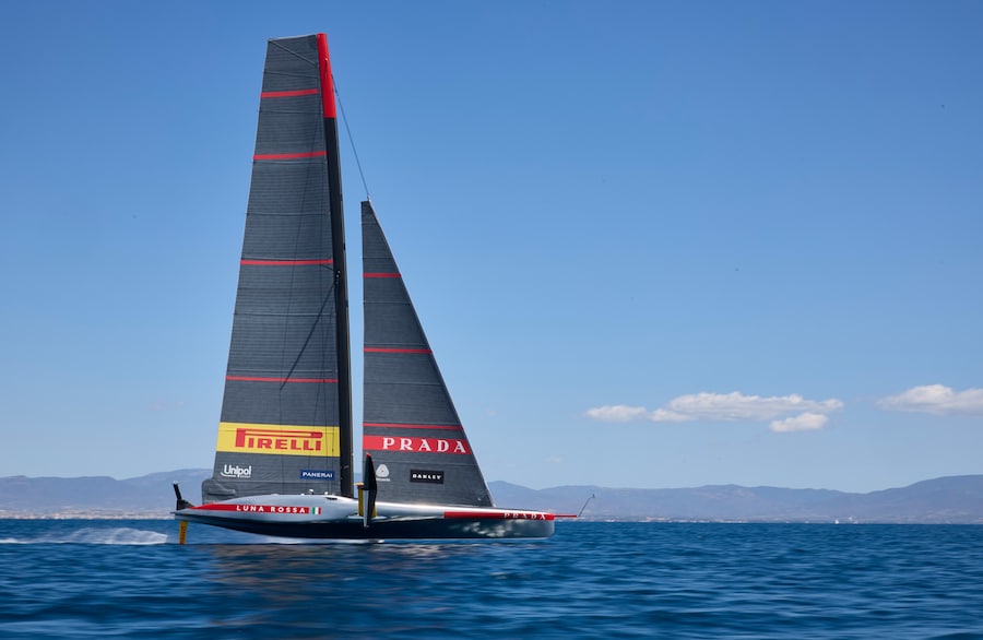 L’AC75 Luna Rossa in navigazione (© Luna Rossa Prada Pirelli Team /Carlo Borlenghi)