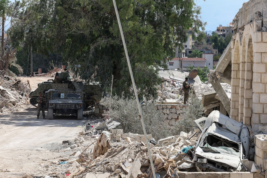 I membri dell'esercito libanese montano la guardia a Zawtar al-Gharbiyeh, nel sud del Libano. (REUTERS/Aziz Taher/File Photo)