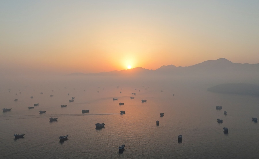 Una ripresa dal drone mostra alcune imbarcazioni nello Stretto di Ormuz, vista da Musandam, in Oman. (REUTERS/Stringer/Foto d’archivio)