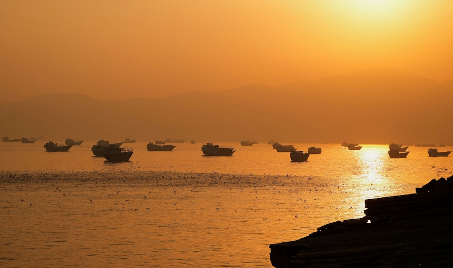 Navi nello Stretto di Hormuz, viste da Musandam, Oman. (REUTERS/Stringer/Foto d’archivio)