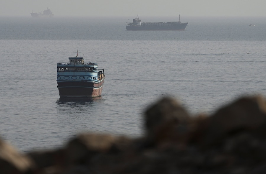 Navi nello Stretto di Hormuz, viste da Musandam, in Oman. (REUTERS/Stringer)