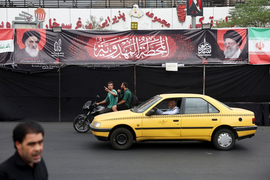 Uno striscione raffigura il massimo leader religioso sciita iracheno, il Grande Ayatollah Ali al-Sistani, e il defunto leader supremo iraniano, l’Ayatollah Ali Khamenei, in una strada di Teheran. (Majid Asgaripour/WANA (West Asia News Agency) via REUTERS)