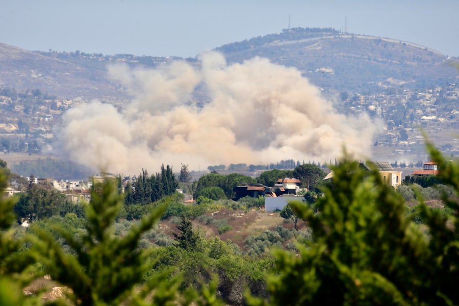 Il fumo si alza in seguito a un attacco aereo israeliano nella città di Deir Seryan, visto dal villaggio di Zawtar al-Gharbiyah, nella “zona pilota” del governatorato di Nabatieh, nel Libano meridionale. (EPA/Stringer)