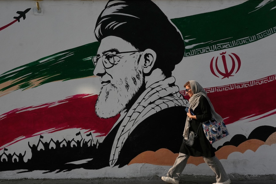 Una donna passa davanti a un murale raffigurante il ritratto del defunto leader supremo iraniano, l’ayatollah Ali Khamenei, rimasto ucciso nell’attacco sferrato da Stati Uniti e Israele il 28 febbraio, in via Azadi (Libertà) a Teheran. (Foto AP/Vahid Salemi/APN)