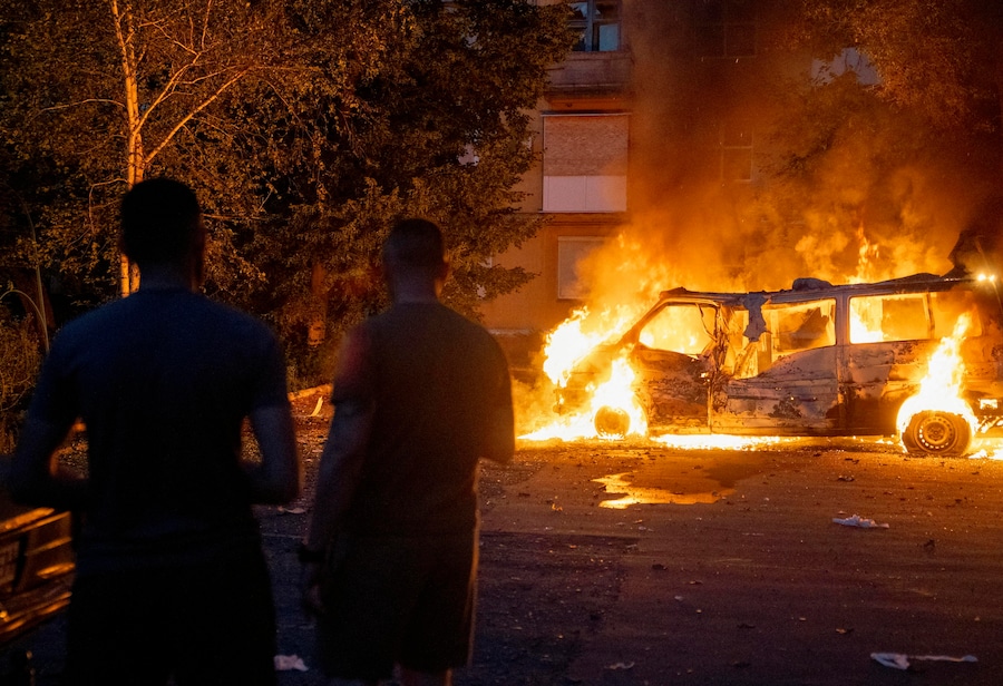 Alcuni residenti osservano un minibus in fiamme sul luogo di un attacco sferrato da un drone russo dotato di telecamera in prima persona (FPV) nel centro di Kramatorsk, nella regione di Donetsk, in Ucraina, il 3 agosto 2026, nel contesto dell’invasione russa ancora in corso. EPA/TOMMASO FUMAGALLI (EPA)