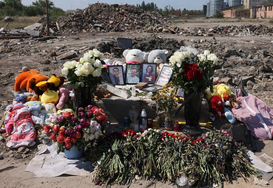 Fiori e peluche sono stati deposti sul luogo dove sorgeva l'ex abitazione della famiglia Voronov, colpita da un missile balistico russo nel villaggio di Radushne, alla periferia di Kryvyi Rih, nella regione di Dnipropetrovsk. (EPA)