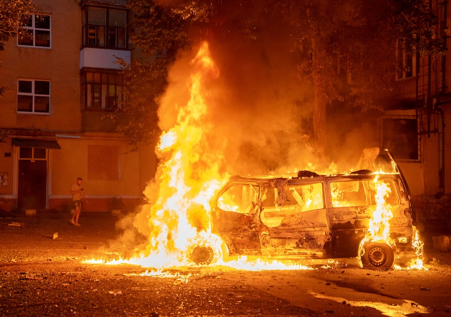 Un residente del posto osserva un minibus in fiamme sul luogo di un attacco sferrato da un drone russo dotato di telecamera in prima persona (FPV) nel centro di Kramatorsk, nella regione di Donetsk. (EPA)