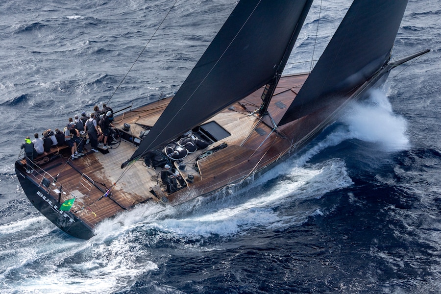 Bullit, una barca della Maxi Yacht Rolex Cup 2025 a Porto Cervo. (© Rolex/Carlo Borlenghi)