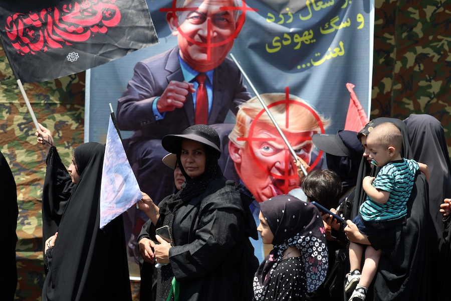 Alcuni iraniani camminano accanto a uno striscione contro Trump e Netanyahu durante la cerimonia dell’Arbaeen nelle strade della capitale Teheran, in Iran. La Giornata dell’Arbaeen segna la fine del quarantesimo giorno successivo alla festività sciita dell’Ashura, che commemora la morte dell’Imam Hussein nella battaglia di Karbala. (EPA/Abedin Taherkenareh)