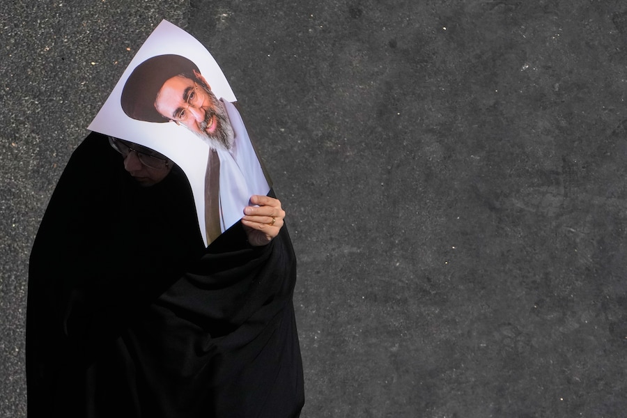 Una donna iraniana tiene in mano un manifesto raffigurante la Guida Suprema, l’Ayatollah Mojtaba Khamenei, mentre partecipa ai rituali dell’Arbaeen, che si svolgono 40 giorni dopo l’Ashura, in commemorazione dell’uccisione del nipote del Profeta Maometto, l’Imam Hussein, e dei membri della sua famiglia nella battaglia di Karbala nel 680 d.C. a Teheran, in Iran. (AP Photo/Vahid Salemi/APN)